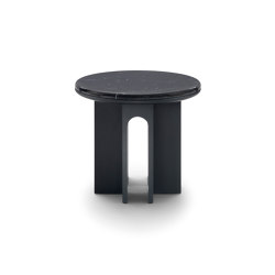 Arcolor Beistelltisch 50 - Version mit schwarz lackierter Basis und Tischplatte aus Marquinia-Marmor | Beistelltische | ARFLEX
