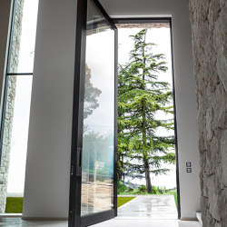 Nova | Porte blindée pivotante vitrée qui permet de créer des entrées de toute dimension. | Portes d'entrée | Oikos – Architetture d’ingresso