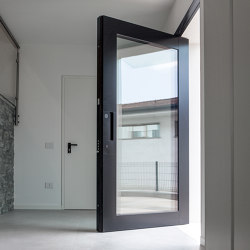 Nova | Die verglaste Sicherheitstür mit Drehvorrichtung, die es gestattet, Eingangsbereiche jeder Größe zu schaffen. | Haustüren | Oikos Venezia – Architetture d’ingresso