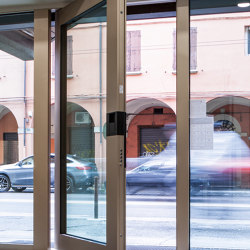 Nova | Puerta de seguridad en aluminio y vidrio | Entrance doors | Oikos – Architetture d’ingresso