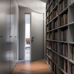 Project | Porta di sicurezza per interni con cerniere a scomparsa | Internal doors | Oikos – Architetture d’ingresso