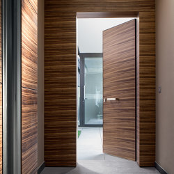 Project | Interior safety door with concealed hinges | Portes intérieures | Oikos Venezia – Architetture d’ingresso