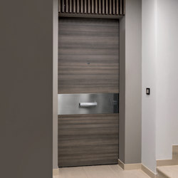 Project | Interior safety door with concealed hinges | Internal doors | Oikos Venezia – Architetture d’ingresso