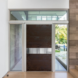 Synua | La porte blindée pour les grandes dimensions, avec fonctionnement
pivotant vertical et coplanaire au mur. | Portes d'entrée | Oikos Venezia – Architetture d’ingresso
