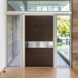 Synua | La porta blindata per le grandi dimensioni con funzionamento a bilico verticale e complanare al muro. | Entrance doors | Oikos – Architetture d’ingresso