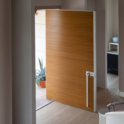 Synua | La porte blindée pour les grandes dimensions, avec fonctionnement
pivotant vertical et coplanaire au mur. | Entrance doors | Oikos – Architetture d’ingresso