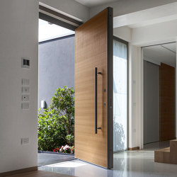 Synua | The safety door for large dimensions, with vertical pivot operation and installation coplanar with the wall. |  | Oikos – Architetture d’ingresso
