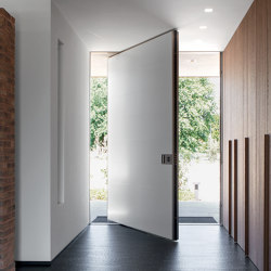 Synua | The safety door for large dimensions, with vertical pivot operation and installation coplanar with the wall. | Entrance doors | Oikos Venezia – Architetture d’ingresso