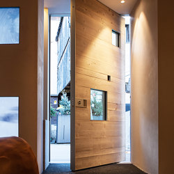 Synua | The safety door for large dimensions, with vertical pivot operation and installation coplanar with the wall. | Haustüren | Oikos – Architetture d’ingresso