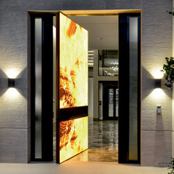 Synua | La porte blindée pour les grandes dimensions, avec fonctionnement
pivotant vertical et coplanaire au mur | Portes d'entrée | Oikos Venezia – Architetture d’ingresso