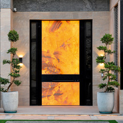 Synua | Drehbare Sicherheitstür aus Onyx mit Hinterbeleuchtung | Entrance doors | Oikos – Architetture d’ingresso