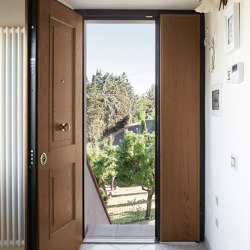 Evolution | Puerta blindada con bisagras visibles que satisface cualquier solicitud de personalización. | Entrance doors | Oikos – Architetture d’ingresso