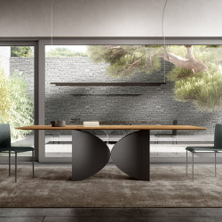 Meet table - Wildwood naturale top. Nero steel base. | Dining tables | LAGO