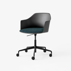 Rely HW54 Black Shell w. Loop K5042_38 Evergreen Cushion & Black Base | Chairs | &TRADITION