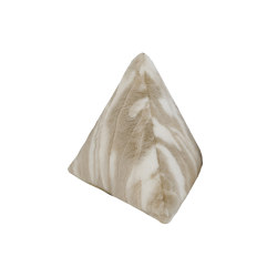 Kunstpelz Kissen | Pyramidenkissen aus beigem und weißem Kunstpelz | Home textiles | MX HOME