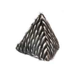Kunstpelz Kissen | Pyramidenkissen aus schwarzem und weißem Kunstpelz | Home textiles | MX HOME