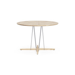 E022 Ø110 | Embrace Outdoor Table | Dining tables | Carl Hansen & Søn