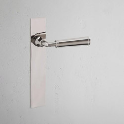 Digby Maniglia per porta con molla e nottolino su placca lunga | Hinged door fittings | Corston Architectural Detail