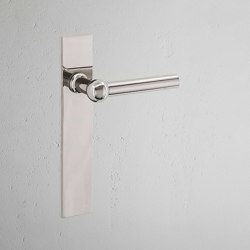 Harper Maniglia per porta con molla e nottolino su placca lunga | Hinged door fittings | Corston Architectural Detail