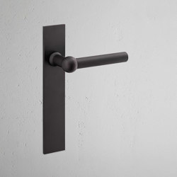 Harper Maniglia per porta con molla e nottolino su placca lunga | Hinged door fittings | Corston Architectural Detail