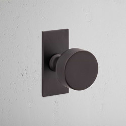 Onslow Bouton de Porte Fixe à Plaque Courte | Hinged door fittings | Corston Architectural Detail