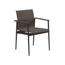 180 stapelbarer Stuhl mit Armlehne | Chairs | Gloster Furniture GmbH