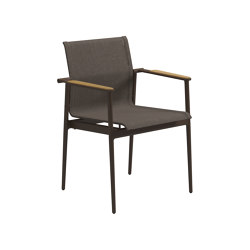 180 stapelbarer Stuhl mit Teak Armlehne | Chairs | Gloster Furniture GmbH