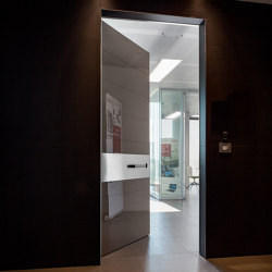 Tekno | Back-lacquered polished glass safety door | Front doors | Oikos – Architetture d’ingresso