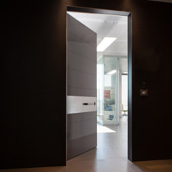 Tekno | Back-lacquered polished glass safety door | Front doors | Oikos – Architetture d’ingresso