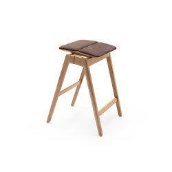 Knekk bar stool in oakfixed seat cushion | Bar stools | Fora Form