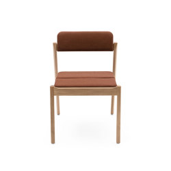Knekk chair in oak fixed seat-, back cushion | open base | Fora Form