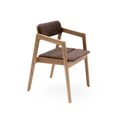 Knekk stol chair in oak fixed seat-, back cushion w/armrest | Chairs | Fora Form