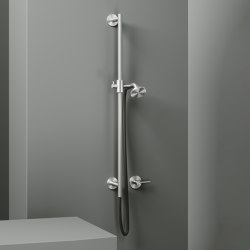 FFQT | Sliding-rail set with integrated water outlet and hand-shower | Shower controls | Quadrodesign