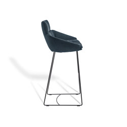 FAYE 
Bar stool with low armrests