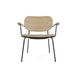 Co Lounge Chair W/Armrest, Upholstered Seat, Oak Back | Audo Bouclé - Beige 02 | Natural Oak | Fauteuils | Audo Copenhagen