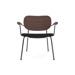 Co Lounge Chair W/Armrest, Upholstered Seat, Oak Back | Sierra - Black, 1001 | Dark Stained Oak | Fauteuils | Audo Copenhagen