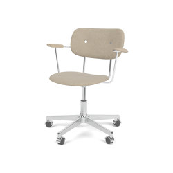 Co Task Chair W. Armrest | Star Base w. Casters, Polished Aluminium | Fully Upholstered | |Audo Bouclé 02 - Beige | Natural Oak | Taburetes de oficina | Audo Copenhagen