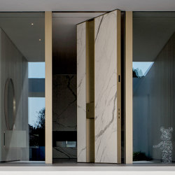 Synua | La porta blindata per le grandi dimensioni con funzionamento a bilico verticale e complanare al muro. | Porte ingresso | Oikos – Architetture d’ingresso