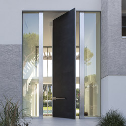 Synua | La porte blindée pour les grandes dimensions, avec fonctionnement
pivotant vertical et coplanaire au mur. | Portes d'entrée d'appartement | Oikos Venezia – Architetture d’ingresso