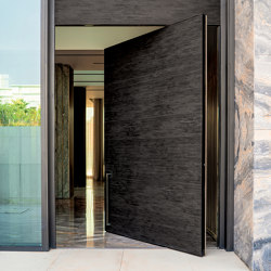 Synua | The safety door for large dimensions, with vertical pivot operation and installation coplanar with the wall. | Front doors | Oikos – Architetture d’ingresso