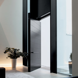 Synua | La puerta blindada para las grandes dimensiones, con funcionamiento de pivote vertical y complanar con la pared | Entrance doors | Oikos – Architetture d’ingresso