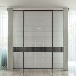 Synua | La porte blindée pour les grandes dimensions, avec fonctionnement
pivotant vertical et coplanaire au mur. | Entrance doors | Oikos – Architetture d’ingresso