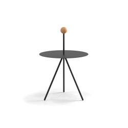 Trino modelo con esfera de roble | Side tables | viccarbe