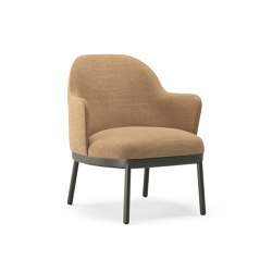 Aleta lounge chair with wooden base & armrest | Sessel | viccarbe