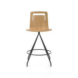 Klip stool - swivel base counter height & stained seat with handle | Tabourets de bar | viccarbe