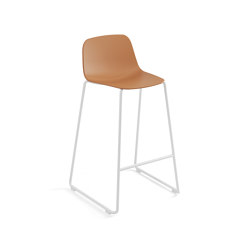 Maarten Plastic stool - sled base counter height | Tabourets de bar | viccarbe