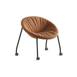 Zoco lounge chair with casters | Chairs | viccarbe