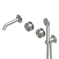 Super | Groupe de deux mitigeurs muraux traditionnels avec bec et kit de douche | Shower controls | Quadrodesign