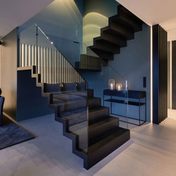 Elegant wooden zigzag staircase in the Nuremberg penthouse | Sistemas de escalera | Siller Treppen