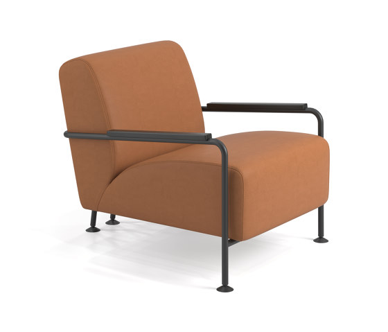 Colubi lounge chair with wooden armrest | Sessel | viccarbe